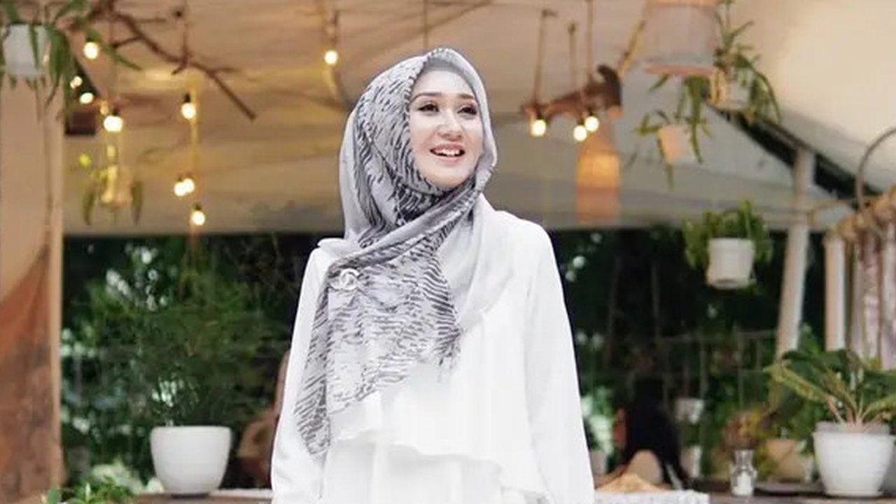 ilustrasi jilbab segi empat warna hijau (lazada)