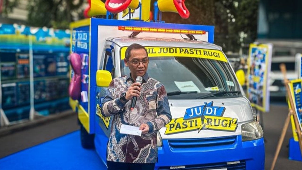 Kementerian Komunikasi dan Informatika (Kominfo) tak hanya memblokir situs judi online, tetapi juga memburu aliran transaksi keuangannya, bekerja sama dengan PPATK, OJK, dan BI, mencegah potensi kerugian hingga Rp1.000 triliun.