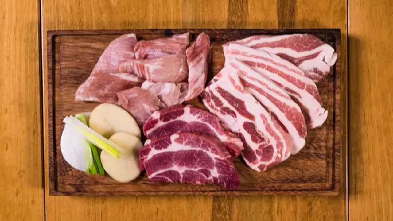 Ilustrasi daging kurban. (Photo created by Racool_studio on www.freepik.com)