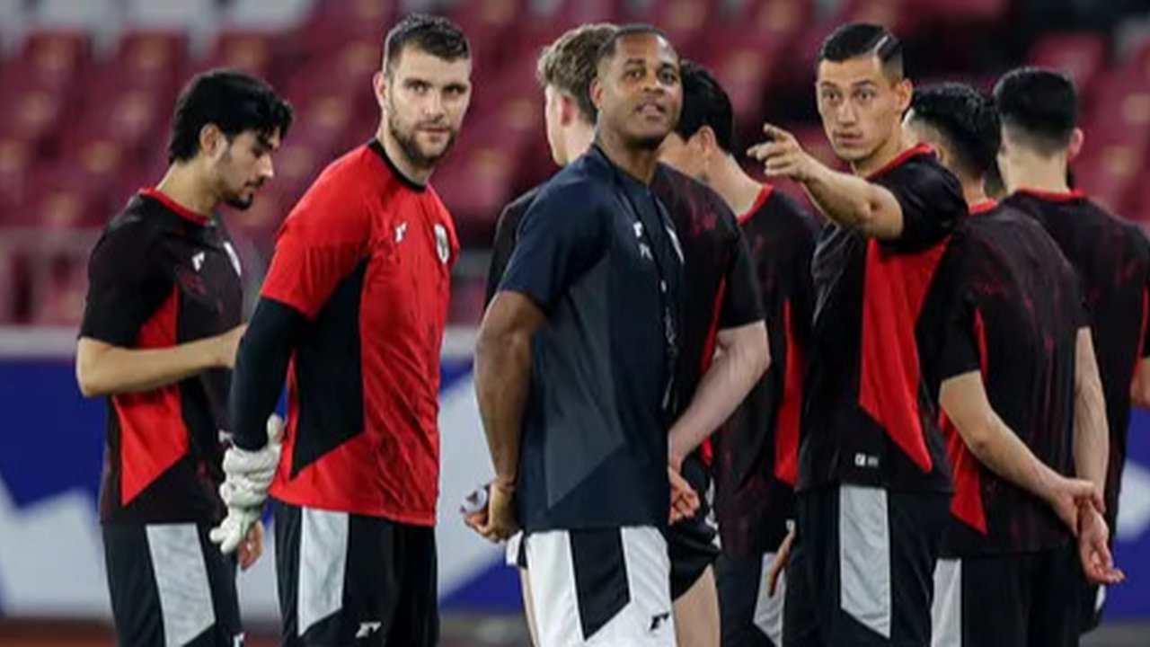 Pelatih Timnas Indonesia, Patrick Kluivert, memberikan arahan kepada anak asuhnya saat memimpin latihan perdana untuk persiapan laga Kualifikasi Piala Dunia 2026 zona Asia di Bali United Trai