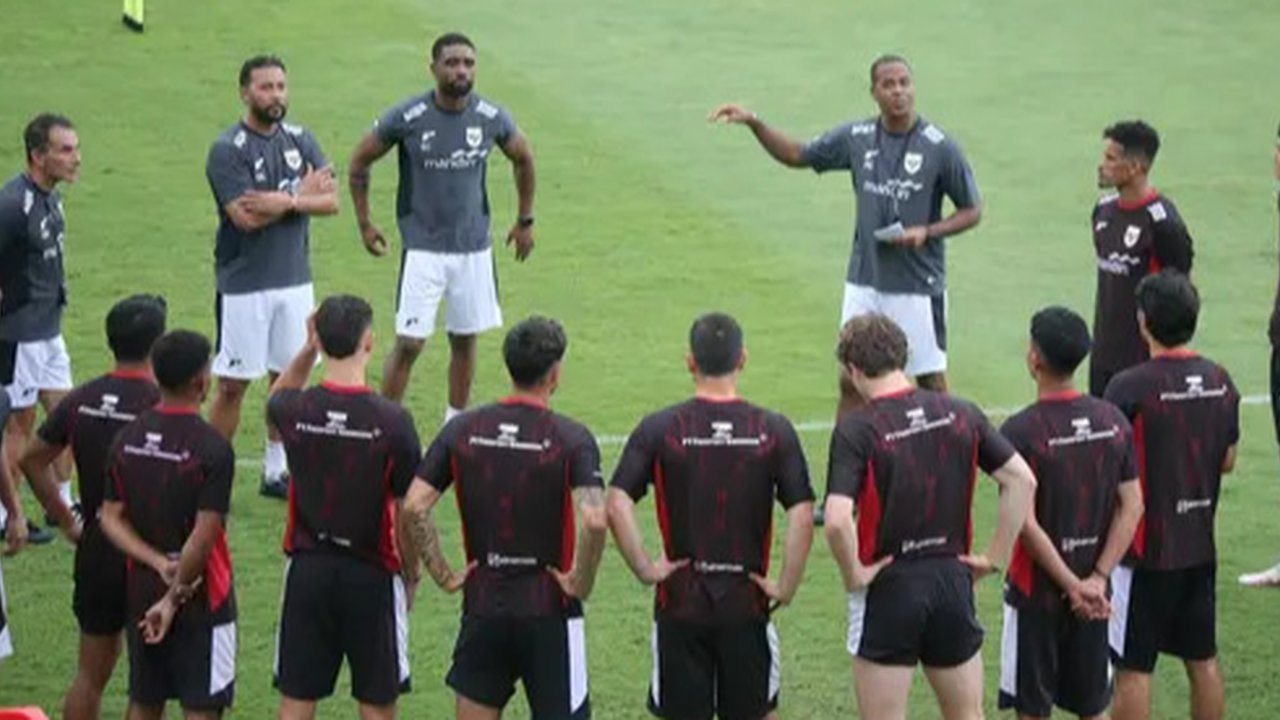 Asisten Pelatih Timnas Indonesia Alex Pastoor saat berjalan bersama Project Manager Training Center Pantai Purnama Sugihya Artha Dwipayani sebelum sesi latihan dimulai pada Senin (26/5/2025)