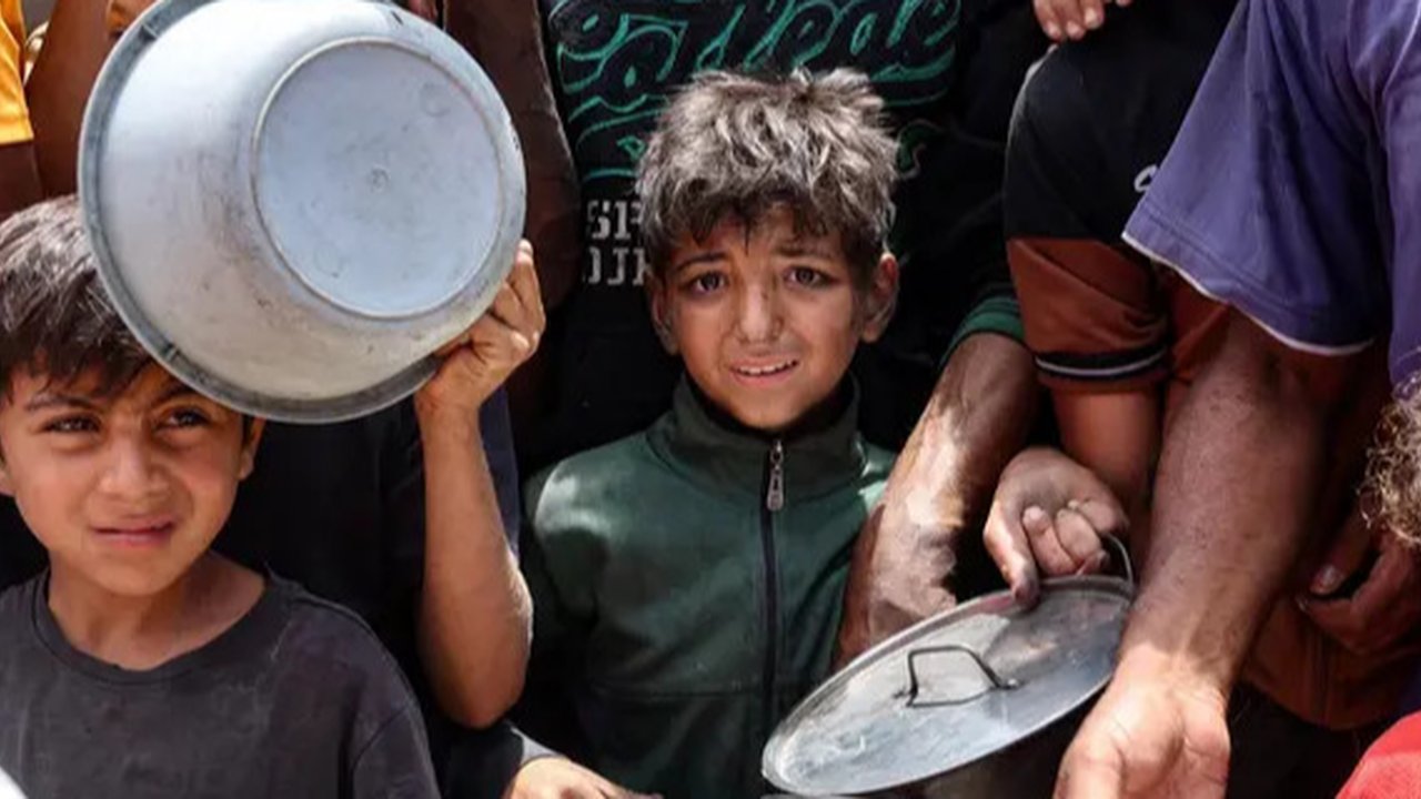 INH menyalurkan bantuan air bersih dan paket sembako untuk ribuan warga Gaza, Palestina. (Foto: INH)