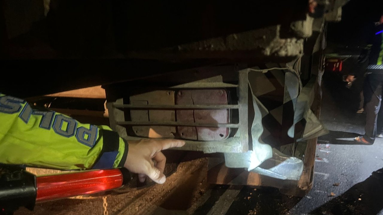 Kecelakaan Maut di Siak, Polisi Tewas Usai Tabrak Truk Parkir di Bahu Jalan