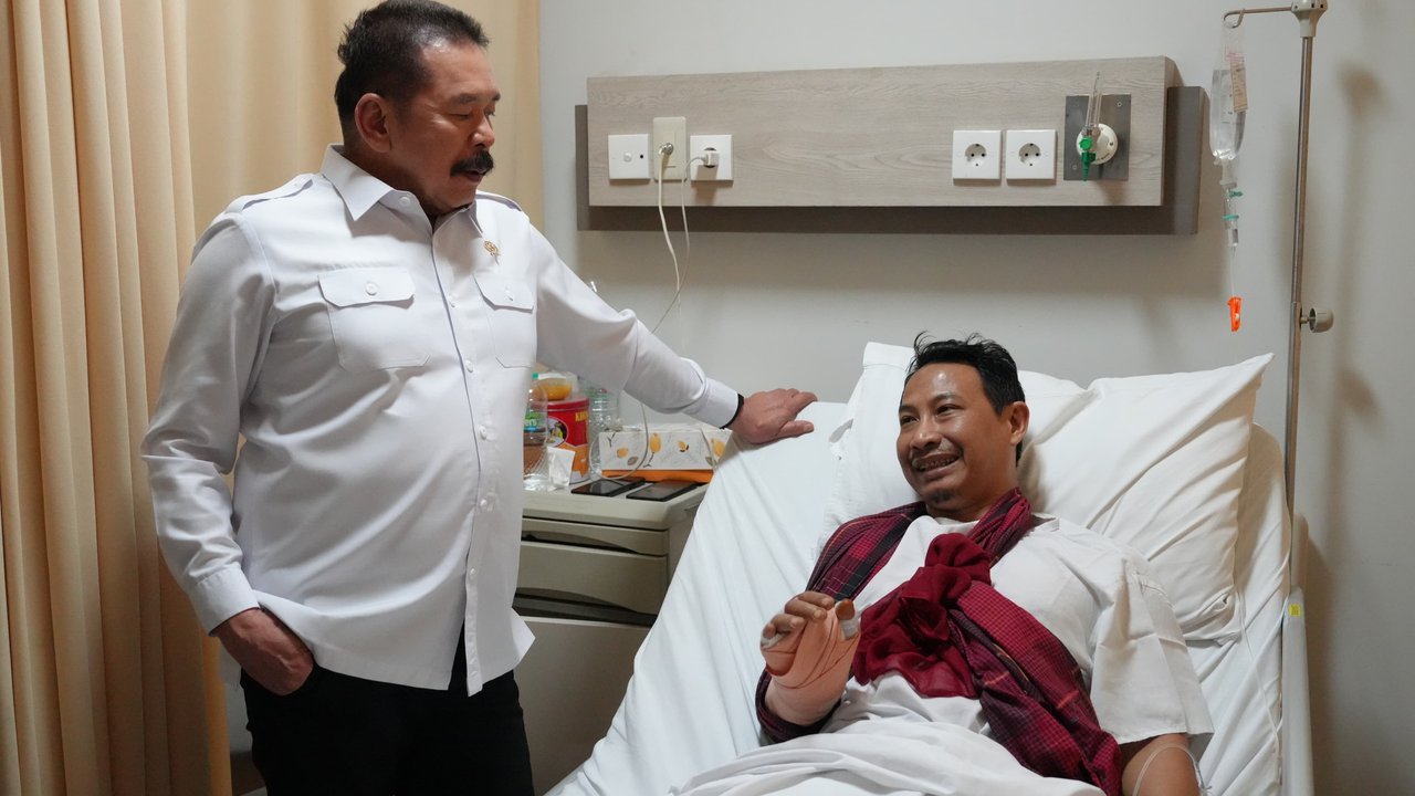 Jaksa Agung Jenguk Anak Buah Korban Pembacokan di Depok