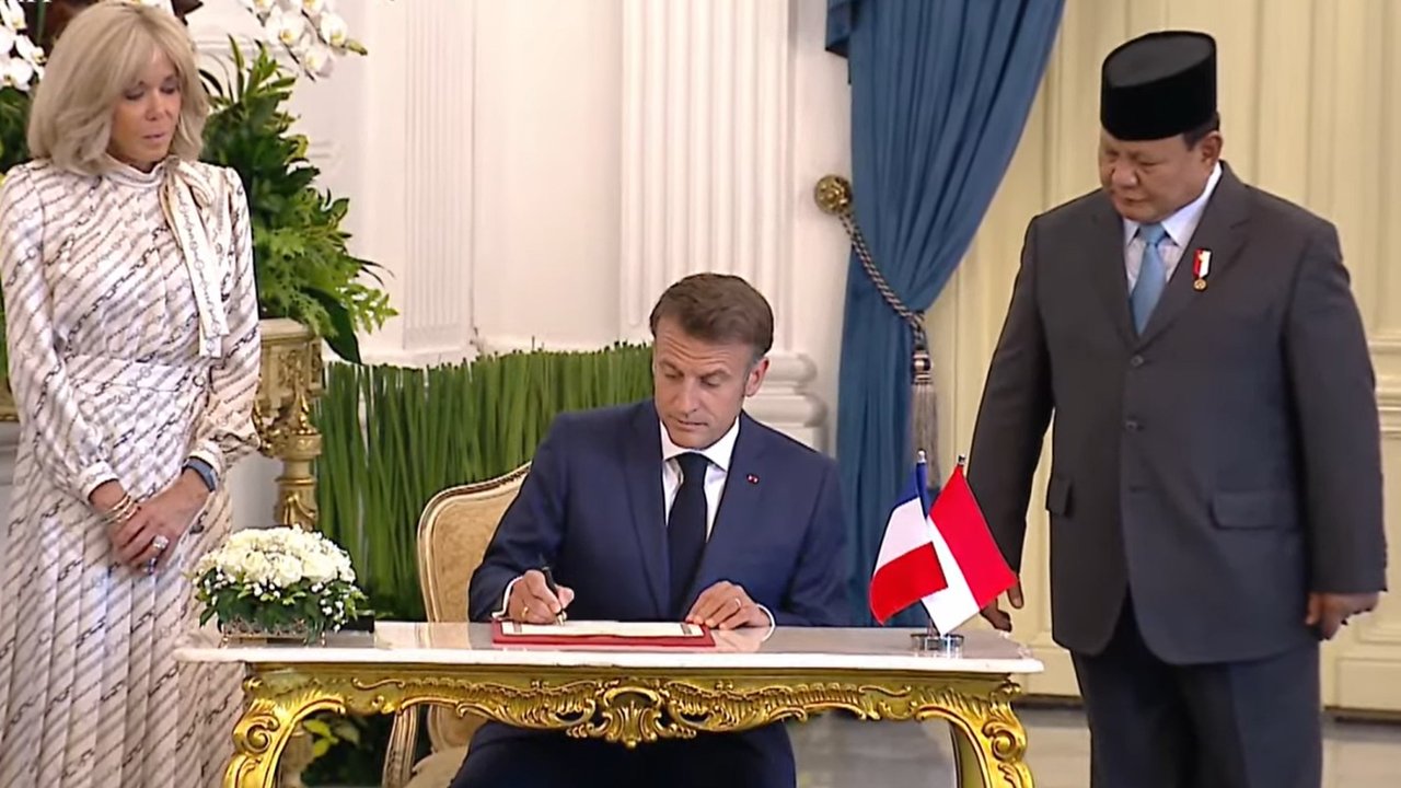 Momen Prabowo Kenalkan Didit ke Presiden Prancis Emmanuel Macron di Istana Merdeka