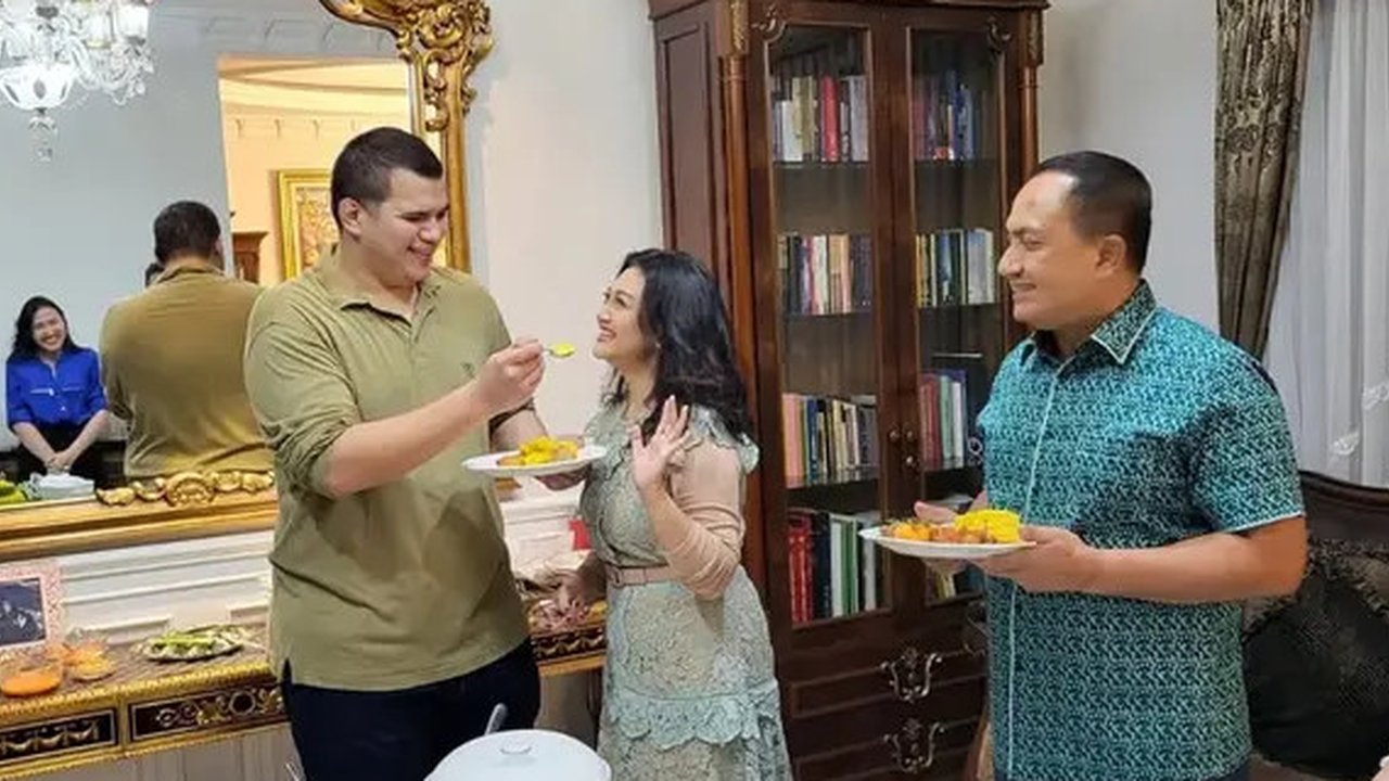 8 Potret Kedekatan Bella Saphira dengan Putra Sambungnya, Momen Pengajian saat Mantu Bikin Haru (sumber: Instagram/bellasaphiraofficial)