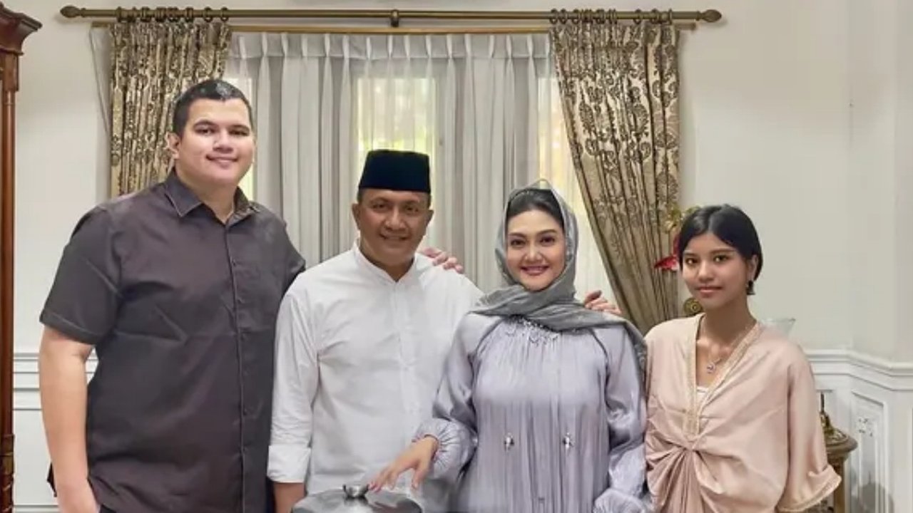 Potret Kedekatan Bella Saphira dan Anak
