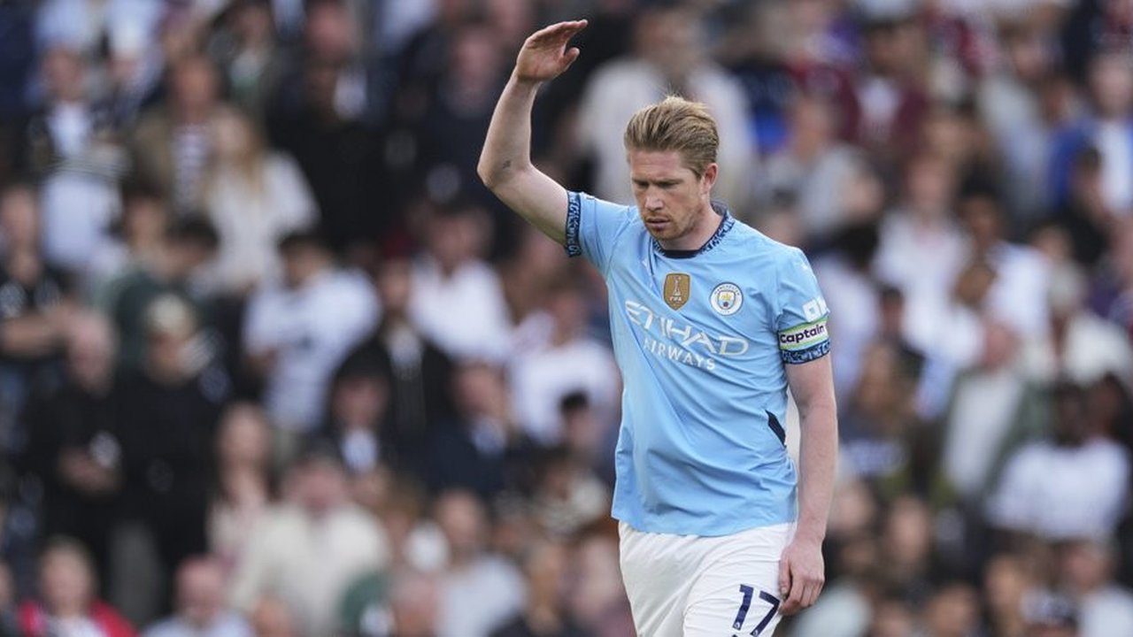 Selebrasi gelandang Manchester City, Kevin De Bruyne setelah mencetak gol penyeimbang 1-1 ke gawang Real Madrid pada laga leg kedua perempatfinal Liga Champions 2023/2024 di Etihad Stadium, M