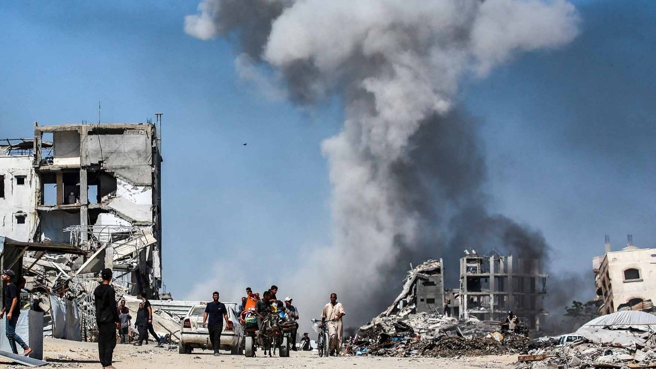 Warga Palestina mengangkut barang-barang mereka saat mereka melarikan diri dari Jalur Gaza utara ke selatan, di sepanjang jalan pesisir al-Rashid, Minggu (25/05/2025).