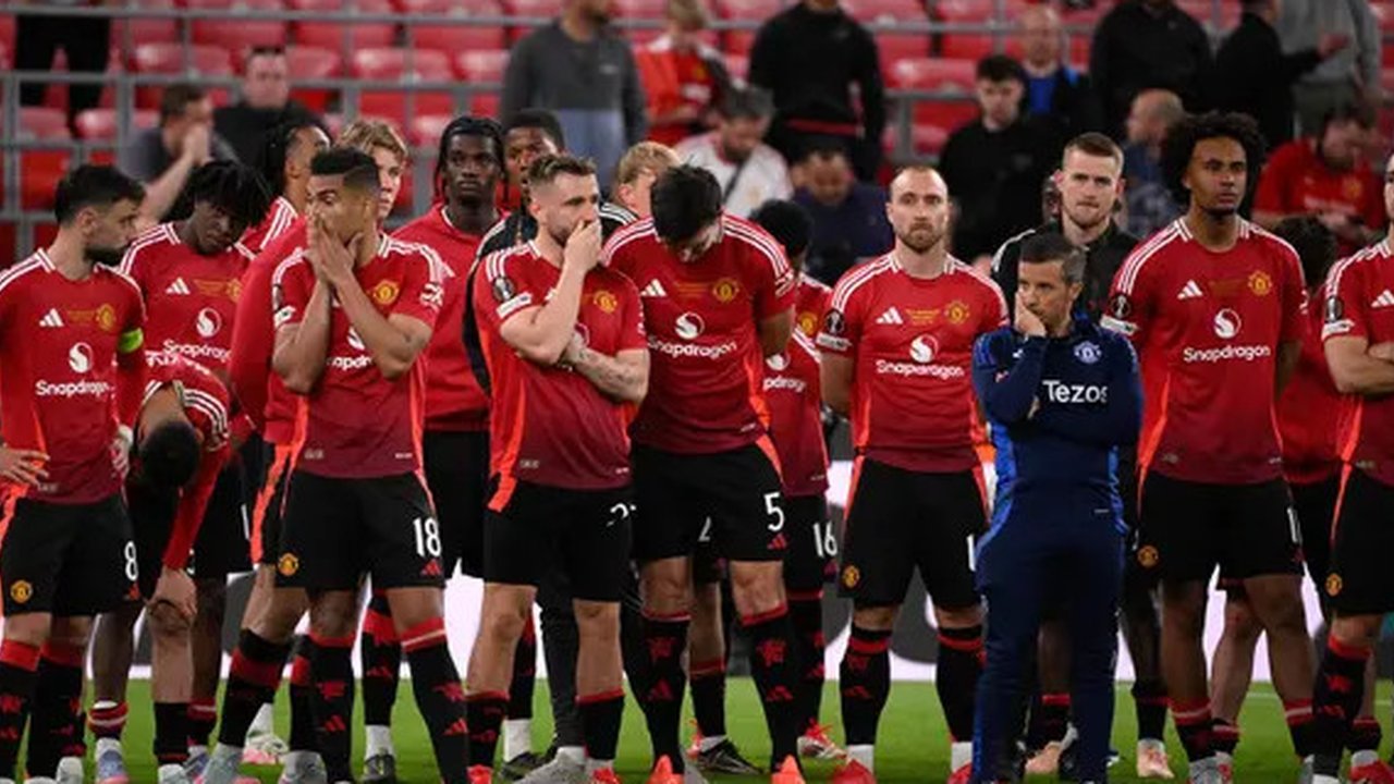 Gelandang Brasil Manchester United Casemiro memeluk gelandang Manchester United asal Portugal Bruno Fernandes setelah ia mencetak gol pertama tim selama pertandingan sepak bola Liga Primer