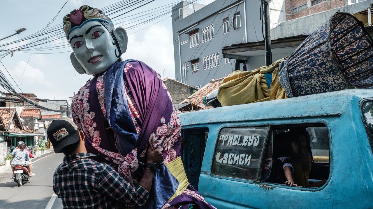 Fenomena ondel-ondel untuk ngamen pun menimbulkan kegelisahan di masyarakat, khususnya pemerhati dan budayawan Betawi. (Yasuyoshi CHIBA/AFP)