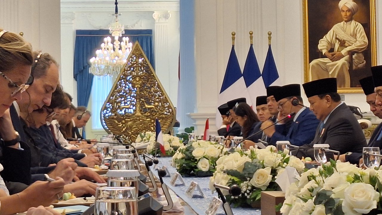 Presiden Prancis Macron dan istrinya Brigitte Macron tiba di Indonesia