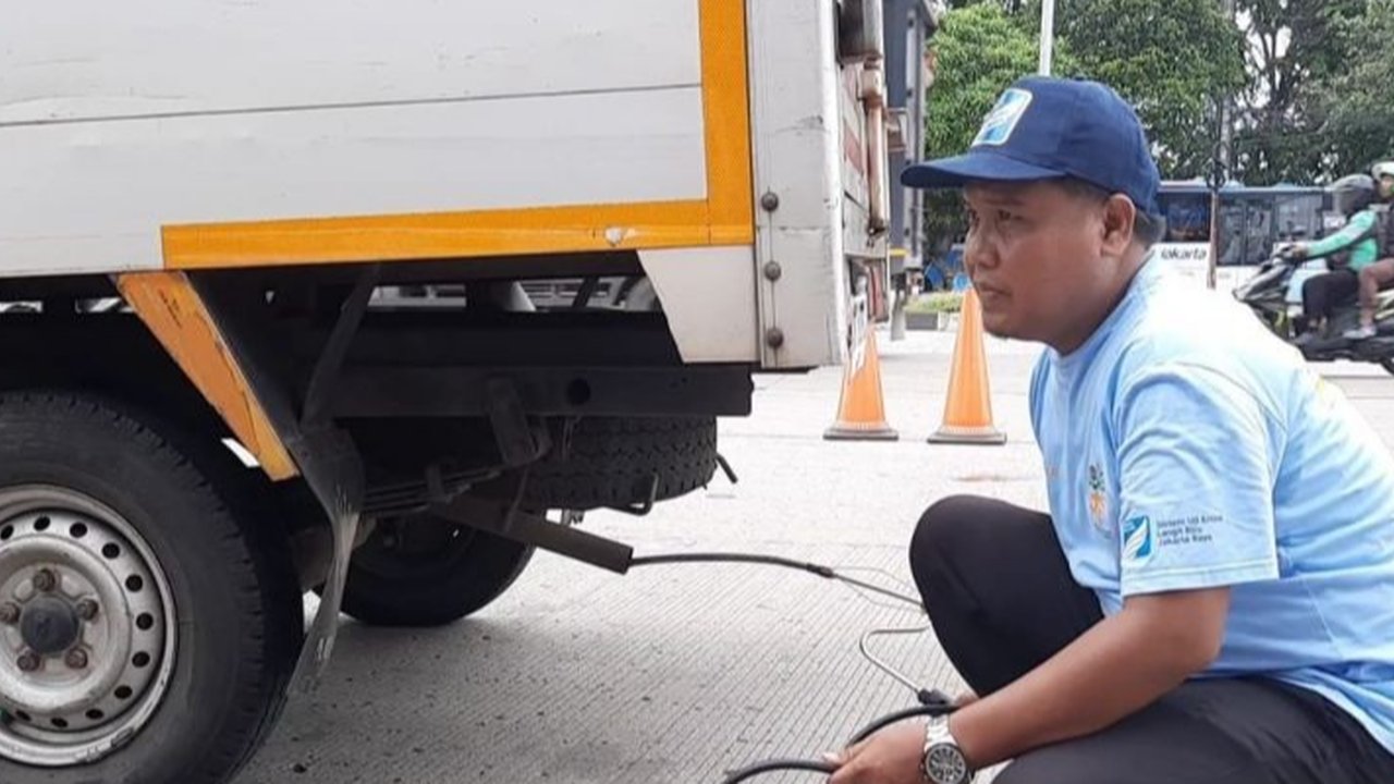 Petugas melakukan uji emisi kendaraan di kawasan Perintis Kemerdekaan, Jakarta, Selasa (3/12/2024). Pemerintah DKI Jakarta melalui Dinas Lingkungan Hidup (DLH) terus melakukan uji emisi kendaraan sebagai upaya mengurangi polusi udara di Jakarta yang diberlakukan secara gratis.