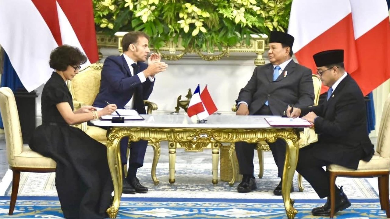 Menteri Ekraf Teuku Riefky Harsya Teken Kerja Sama Bilateral Ekonomi Kreatif di Hadapan Prabowo-Macron