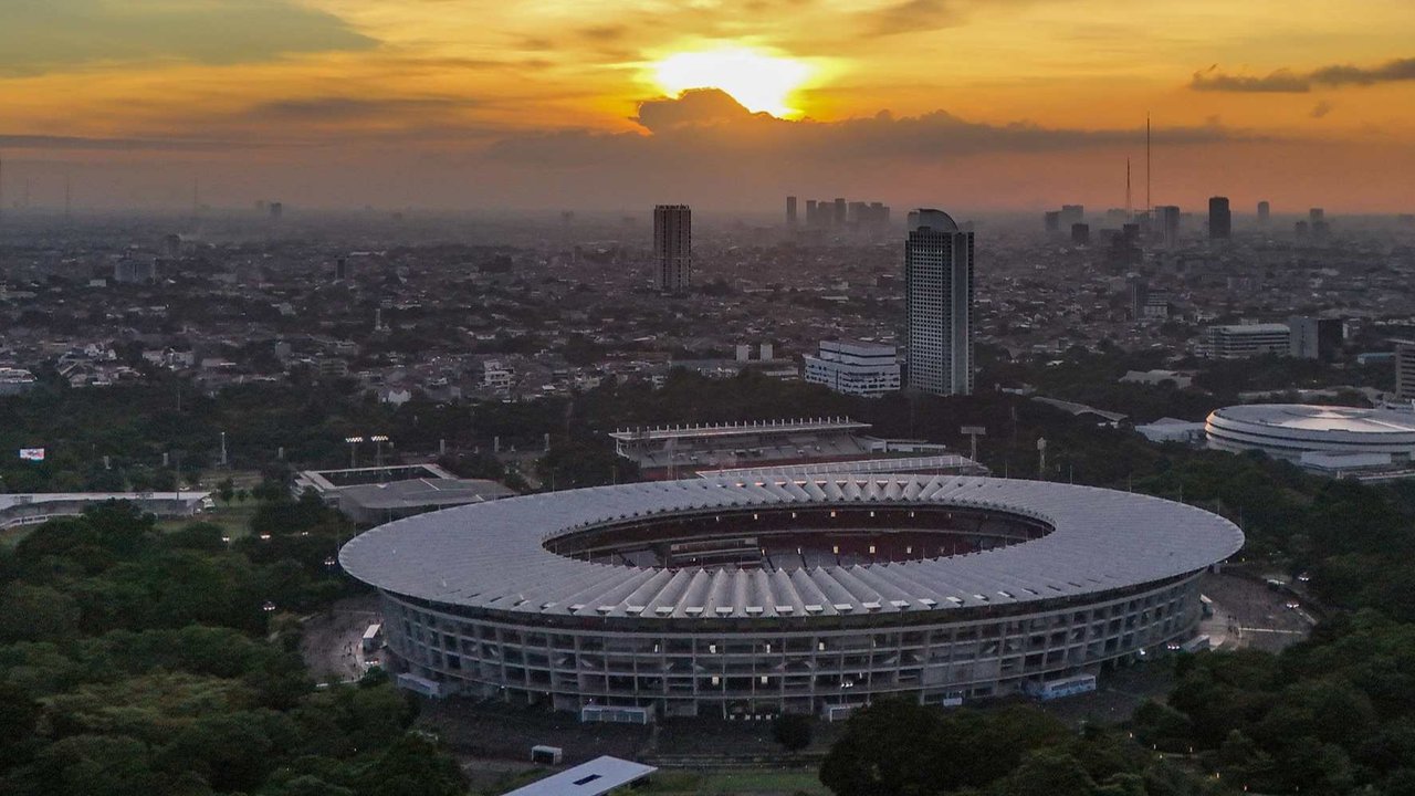 Pemandangan suasana perkotaan di kawasan Senayan, Jakarta, saat matahari terbenam, pada, Rabu (28/5/2025). Pemerintah Provinsi Daerah Khusus Jakarta menargetkan ibu kota negara ini masuk dalam jajaran 50 besar kota global terbaik pada tahun 2029. Saat ini, Jakarta berada di peringkat ke-74 dari 156 kota dunia berdasarkan pemeringkatan kota global.