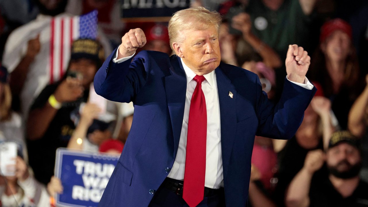 Presiden Trump menyatakan industri film AS sedang sekarat akibat insentif negara lain dan mengancam akan mengenakan tarif 100 persen pada film impor.