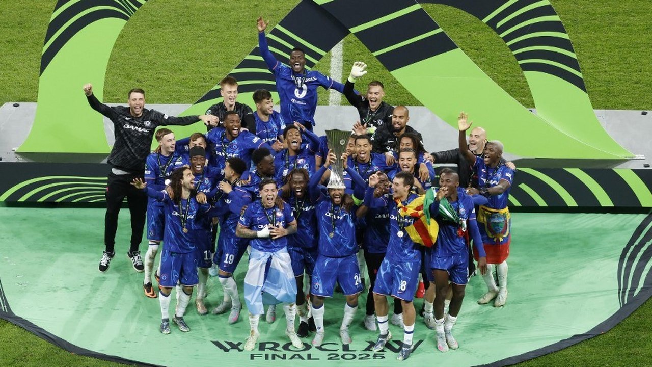 Pemain Chelsea mengangkat trofi UEFA Conference League 2024/2025 setelah menumbangkan Real Betis dengan skor 4-1 dalam babak final di Stadion Wrocław, Polandia, pada Kamis (29/5/2025) dini hari WIB.