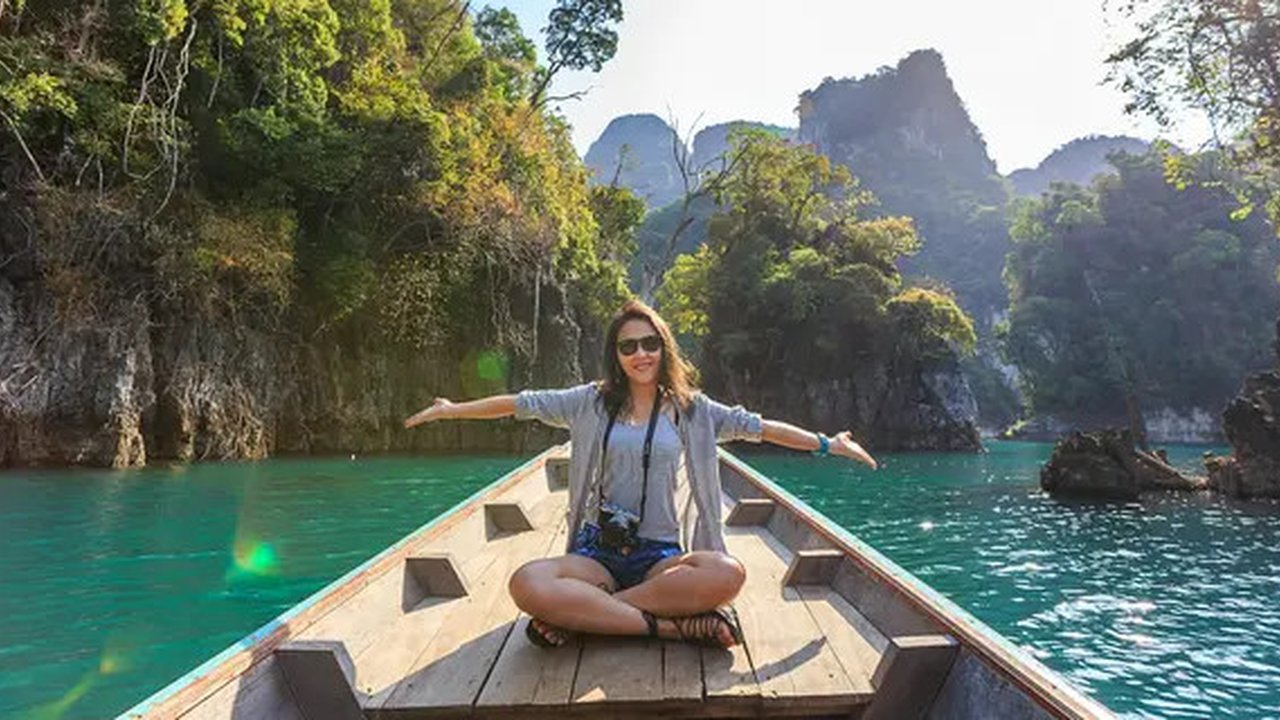 Ilustrasi seorang wanita yang sedang liburan (pexels.com/Te lensFix)