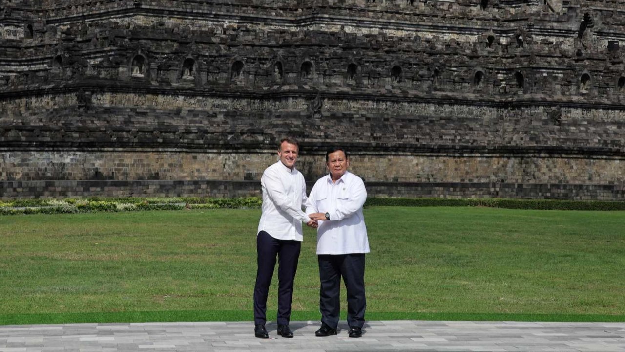 Presiden RI Prabowo Subianto dan Presiden Prancis Emmanuel Macron saat mengunjungi kawasan Candi Borobudur di Magelang, Jawa Tengah, Kamis (29/5/2025).