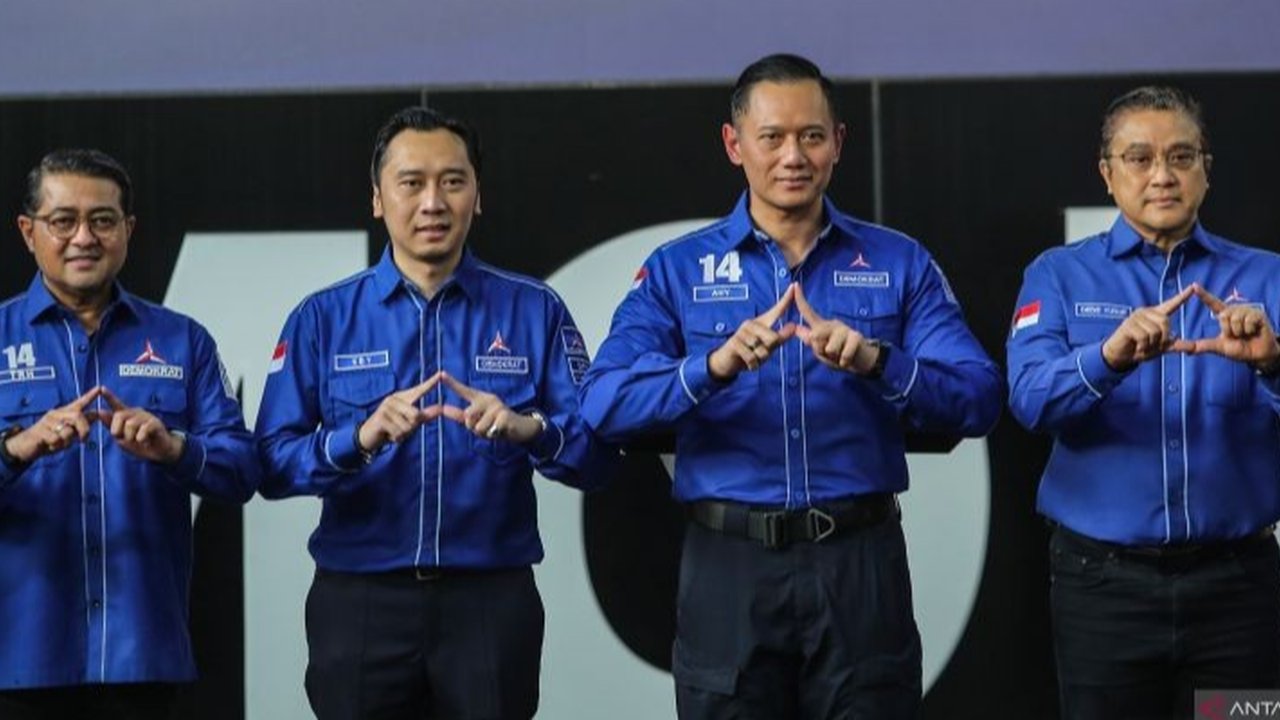 Presiden Prabowo Subianto bersama Ketum Partai Demokrat Agus Harimurti Yudhoyono (AHY) dan Ketua Majelis Tinggi Partai Susilo Bambang Yudhoyono (SBY) di acara penutupan Kongres VI Partai D