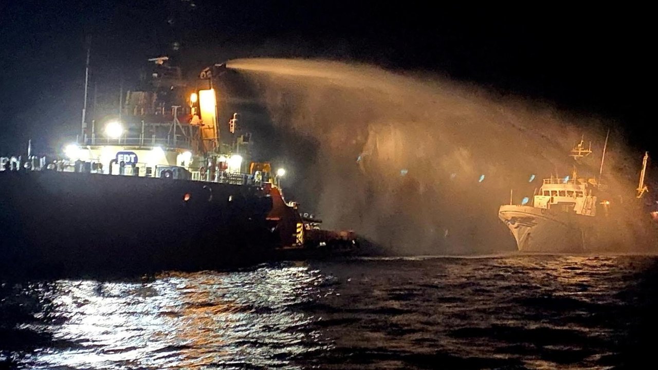 Asap mengepul dari kapal Freedom Flotilla yang membawa bantuan kemanuasian untuk Gaza di perairan internasional di Malta, (02/05/2025).