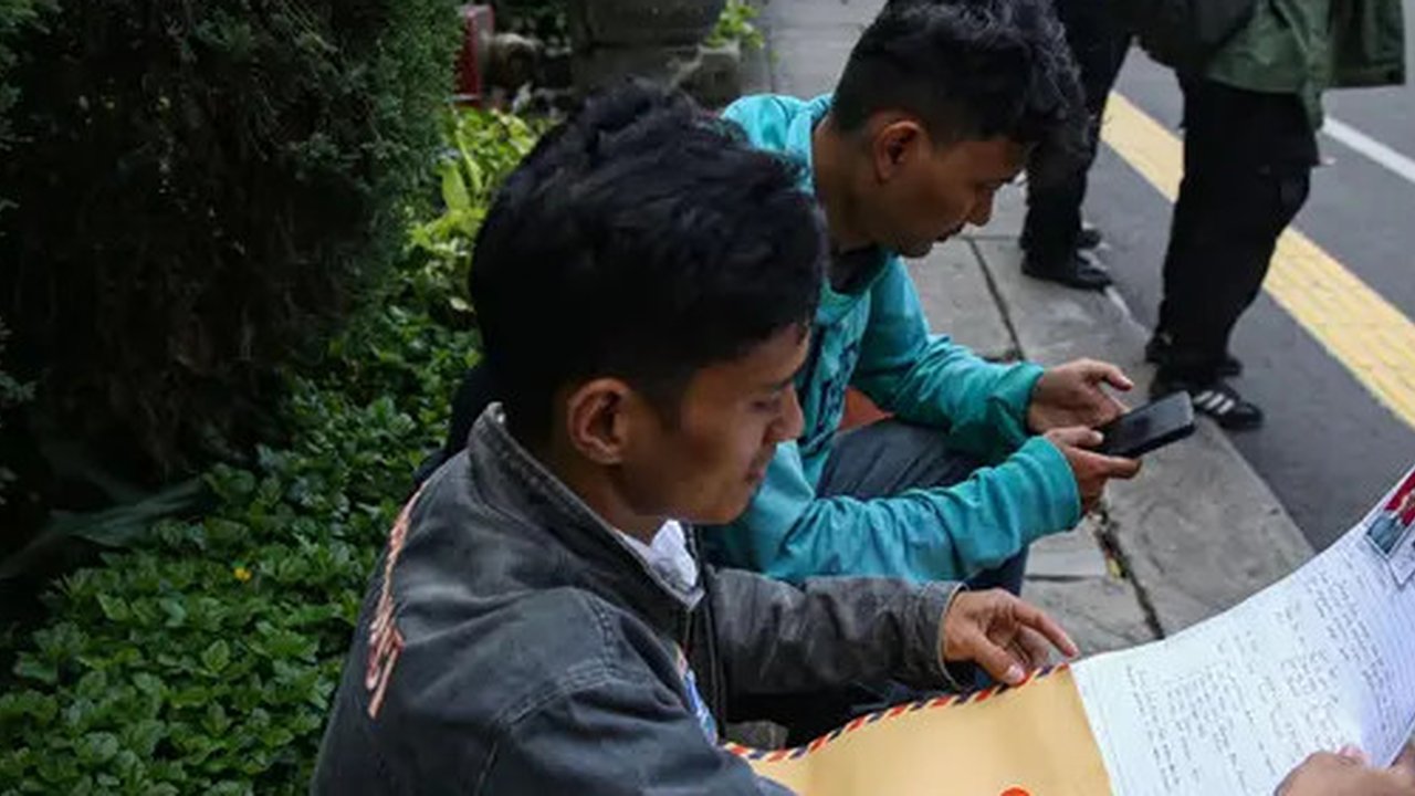 Mereka datang untuk menyerahkan surat lamaran sebagai petugas Penanganan Prasarana dan Sarana Umum (PPSU). (Liputan6.com/Angga Yuniar)