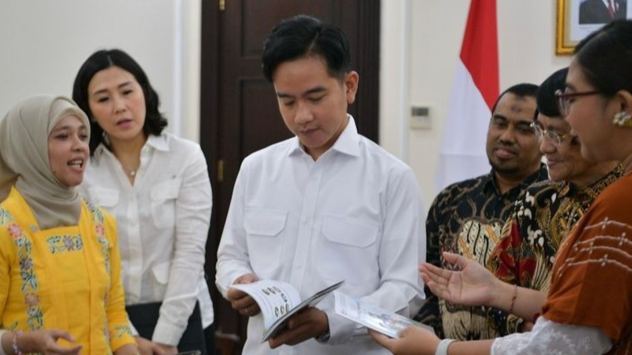 Wakil Presiden Gibran Rakabuming Raka memberikan penghormatan terakhir pada pemakaman ibunda KSAD Jenderal TNI Maruli Simanjuntak di San Diego Hills, Karawang, Jawa Barat.