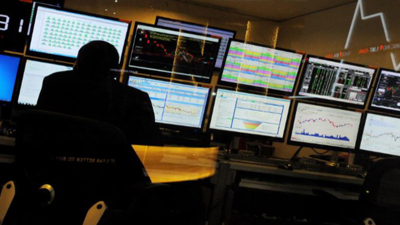 Pekerja melintas di depan layar Indeks Harga Saham Gabungan (IHSG) di BEI, Jakarta, Senin (3/1/2022). Pada pembukan perdagagangan bursa saham 2022 Indeks Harga Saham Gabungan (IHSG) langsung