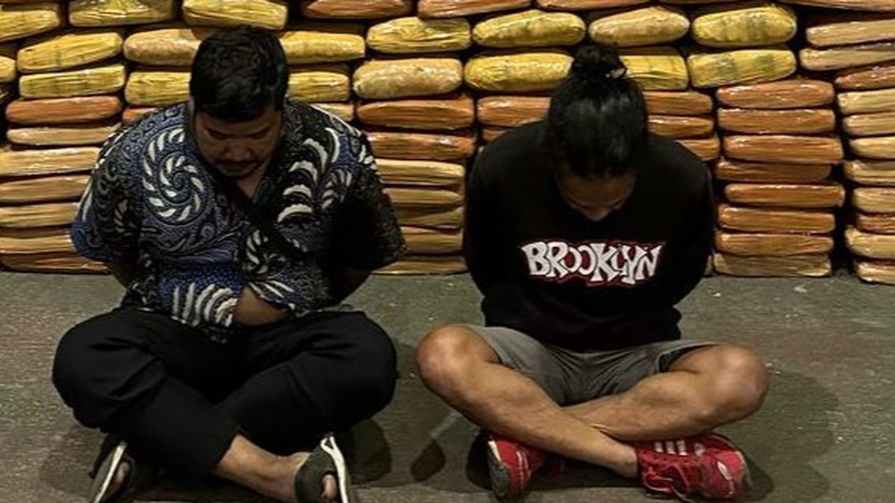 plisi tangkap dua penyelundup ganja