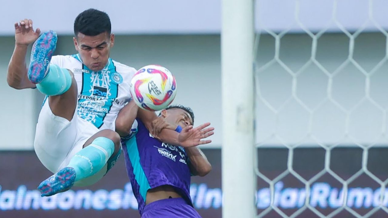 Pemain PSBS BiakAlexsandro Dos Santos saat menggolkan gawang  Persita Tangerang pada pertandingan BRI Liga 1 2024/2025 di Stadion Indomilk Arena, Kabupaten Tangerang, Banten, Sabtu (03/05/2025).