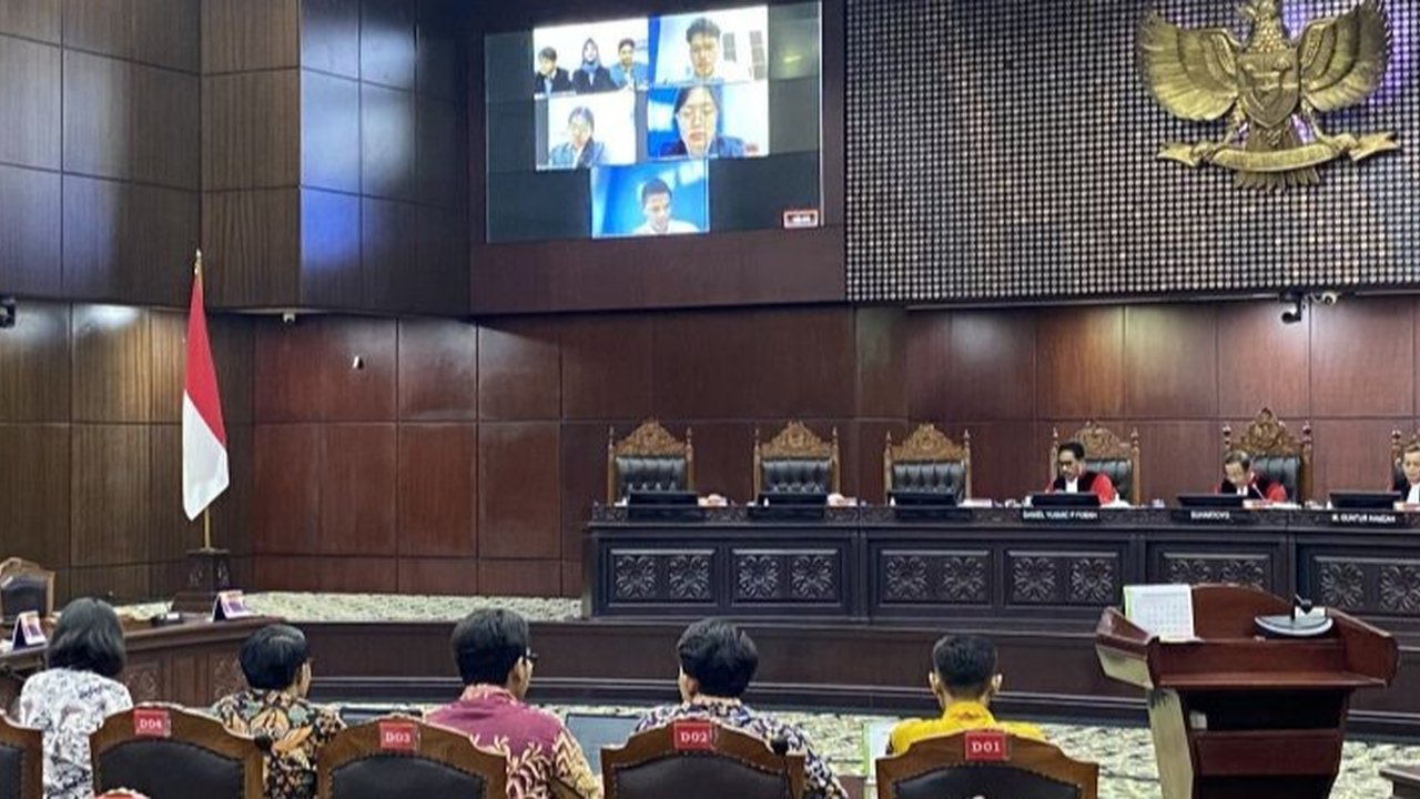 MK juga manyatakan bahwa frasa tersebut berpotensi menimbulkan perlakuan diskriminatif sehingga bertentangan dengan Undang-Undang Dasar Negara RI Tahun 1945. (Liputan6.com/Angga Yuniar)