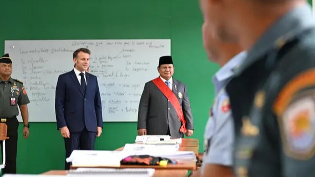 - Presiden Prancis Emmanuel Macron bersama Presiden Prabowo Subianto di Akademi Militer (Akmil) Magelang