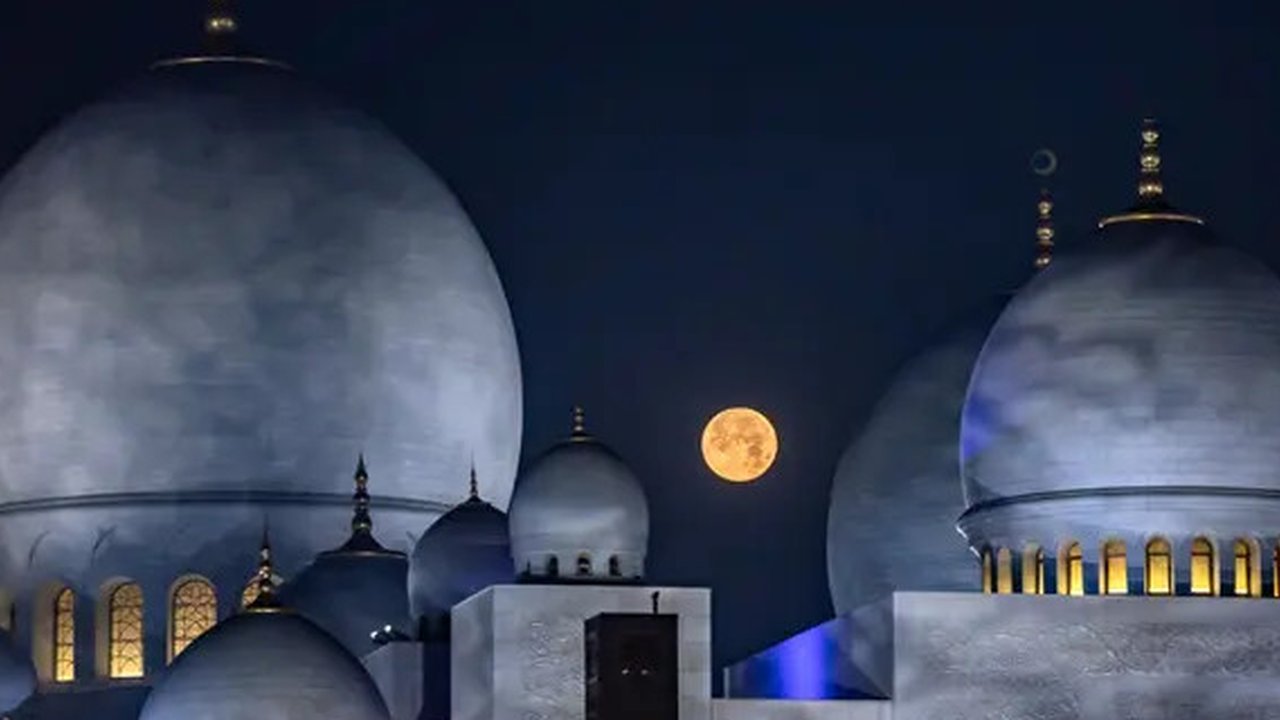 Masjid Agung Sheikh Zayed Abu Dhabi memiliki skala konstruksi hingga material yang membuat kagum siapapun yang melihatnya. (FADEL SENNA/AFP)