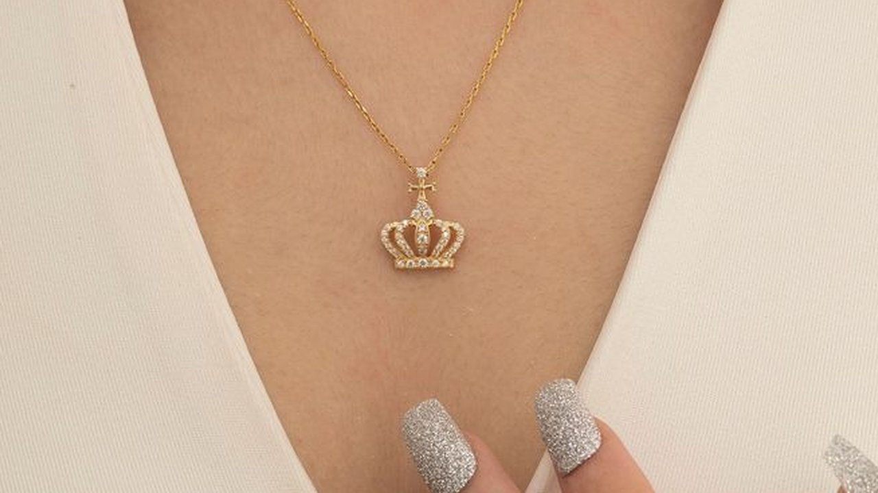 Ilustrasi Kalung Liontin Mahkota dengan Berlian
