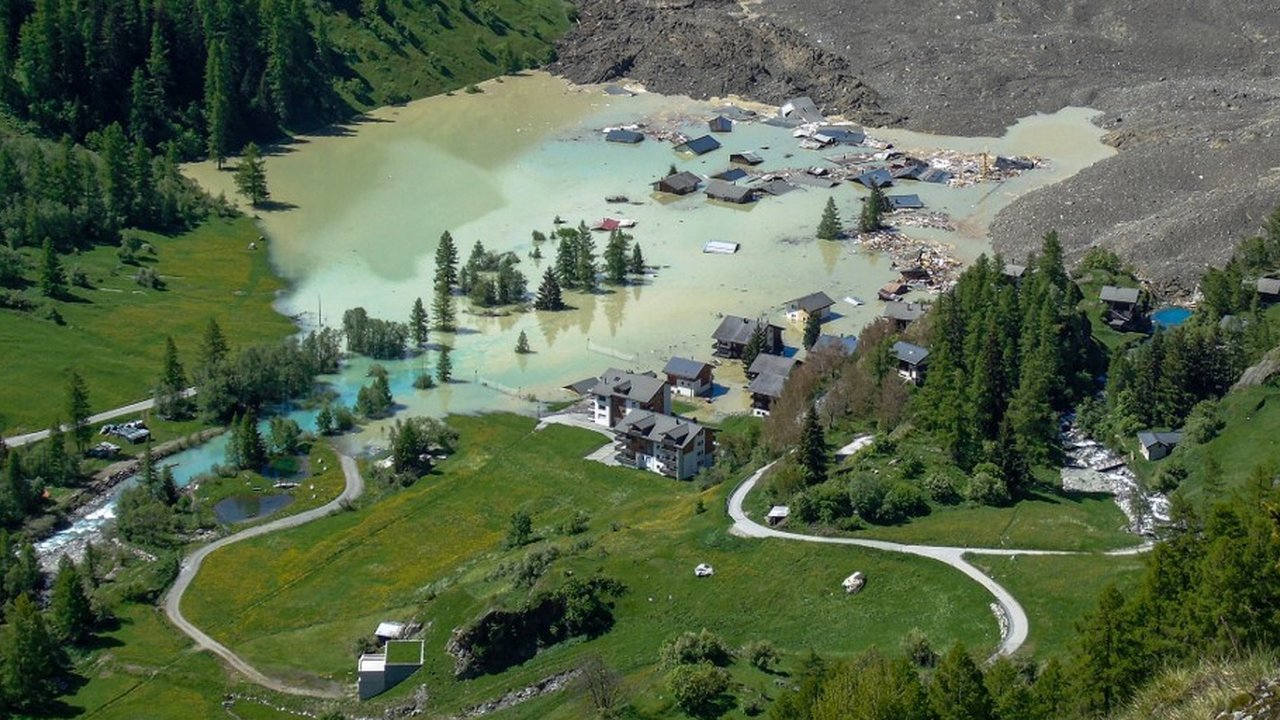 Kondisi desa kecil Blatten di Pegunungan Bietschhorn, Alpen Swiss, hancur akibat tanah longsor besar yang dipicu oleh runtuhnya sebagian Gletser Birch pada Kamis (29/5/2025).