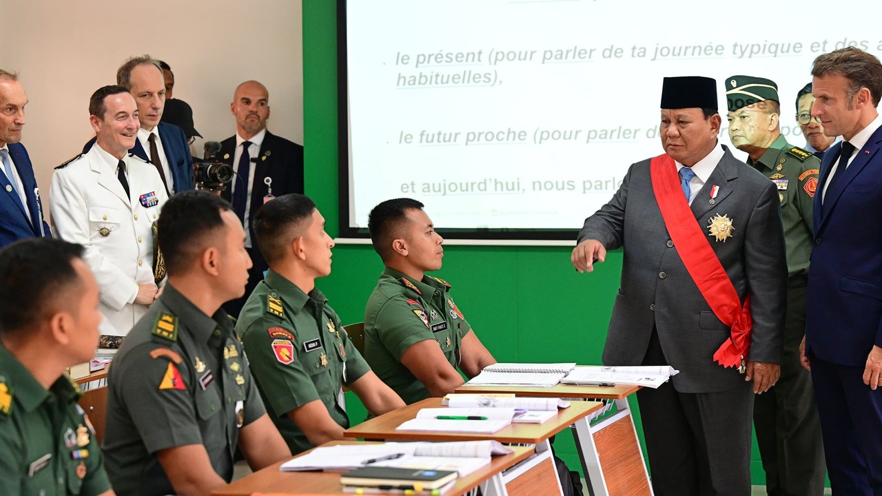 - Presiden Prancis Emmanuel Macron bersama Presiden Prabowo Subianto di Akademi Militer (Akmil) Magelang
