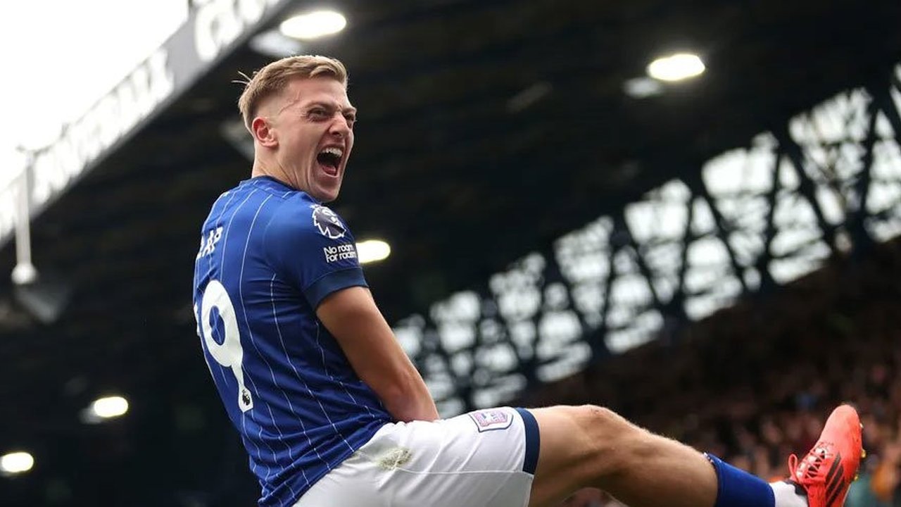 Gelandang Ipswich Town asal Inggris bernomor punggung 19, Liam Delap, merayakan gol kedua bagi timnya dalam pertandingan Liga Primer Inggris antara Manchester United dan Ipswich Town di Ol