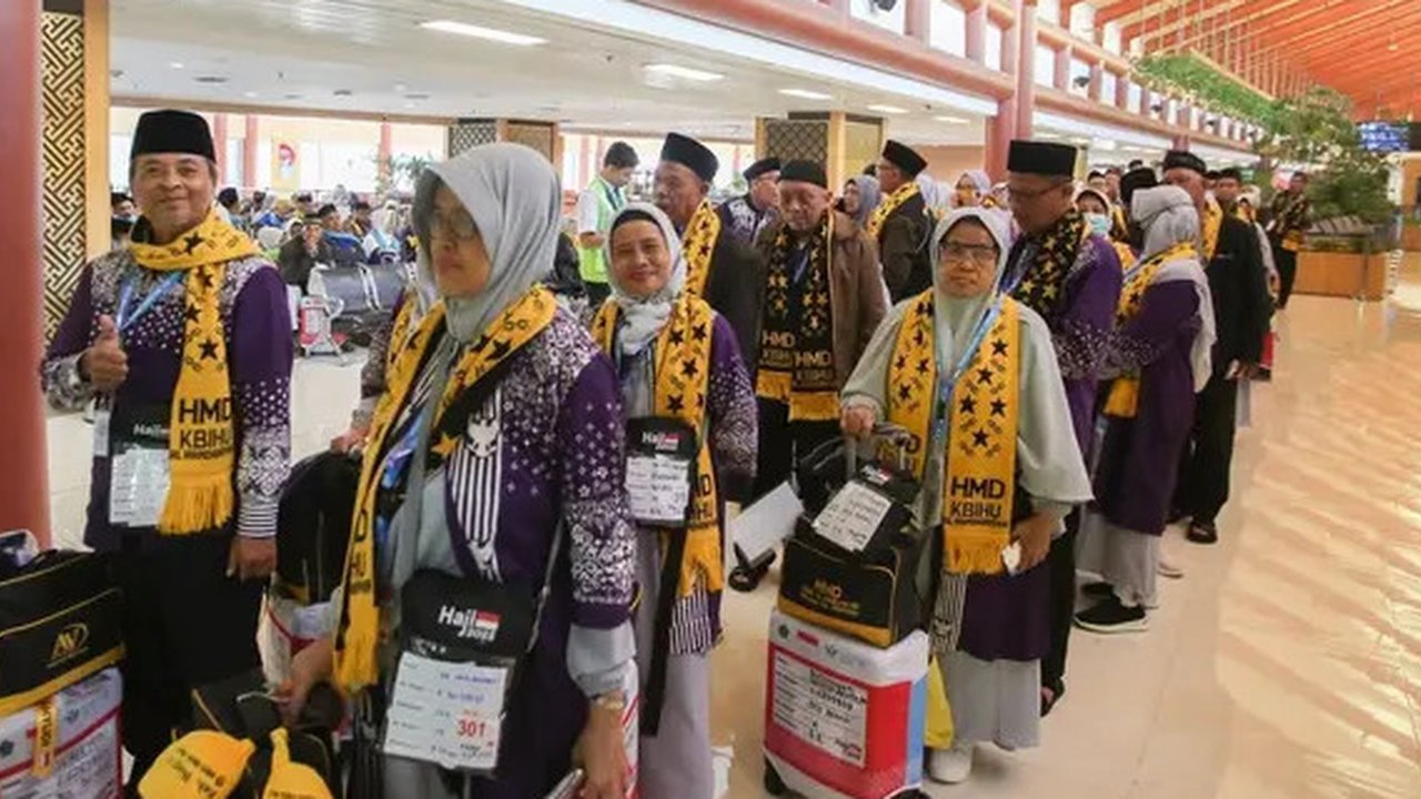 Calon jemaah haji embarkasi JKS kloter 14 saat diberangkatkan ke Tanah Suci di Terminal Khusus Haji dan Umrah 2F Bandara Soekarno-Hatta Tangerang, Banten, Kamis (08/05/2025).