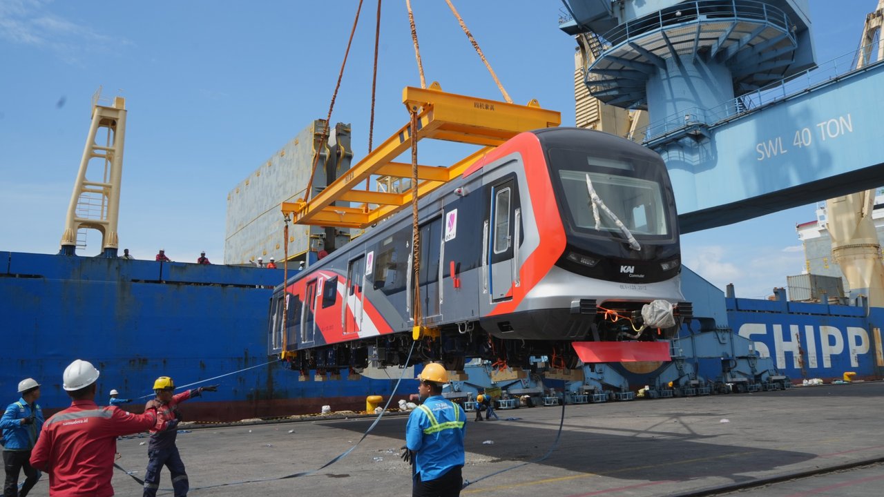 Potret 7 Rangkaian KRL Impor Buatan China Tiba di Indonesia