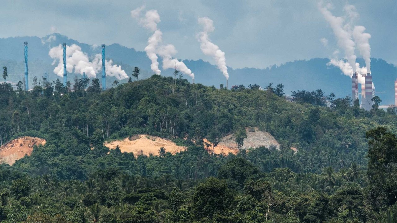 Foto udara terlihat  asap mengepul di  pusat pengolahan dan peleburan nikel utama,Weda Bay Industrial Park (WBIP) di Halmahera Tengah, Maluku Utara, (13/04/2025).