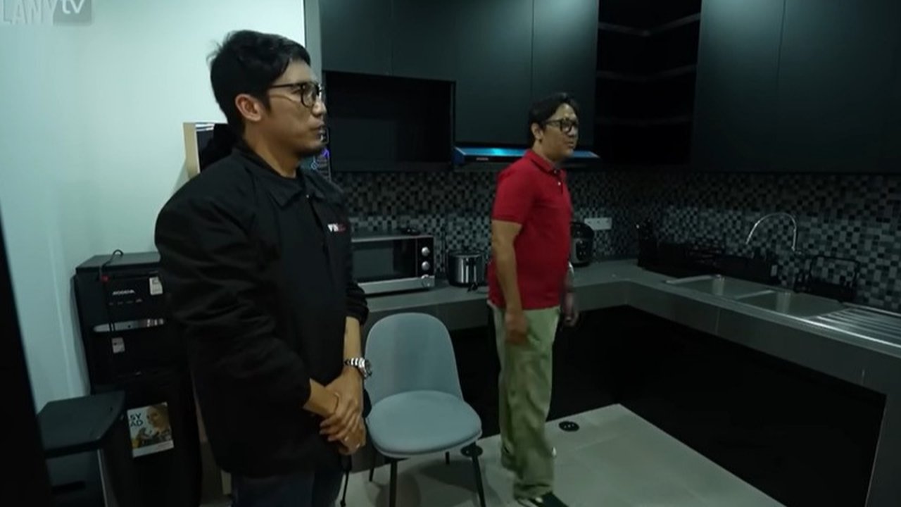 6 Potret Dapur Desta yang Menyatu dengan Ruang Keluarga, Peralatan Serba Modern - Ruang Makan Tersembunyi