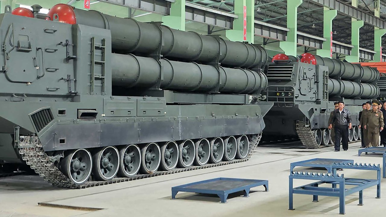 Pemimpin Korea Utara Kim Jong Un sedang memeriksa pabrik tank di lokasi yang dirahasiakan di Korea Utara, (04/05/2025).