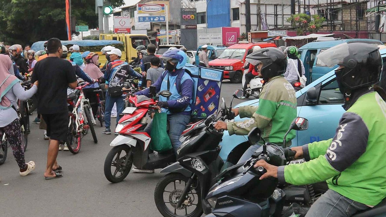 Kemacetan lalu lintas saat contraflow di kawasan Margonda Raya, Depok, Jawa Barat, Minggu (04/05/2025).