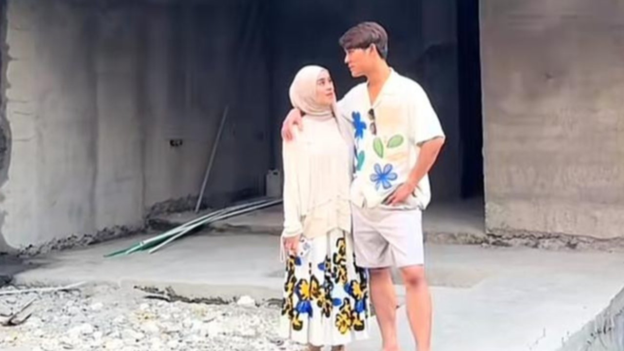Lesti dan Billat terlihat full senyum nih melihat villa impian mereka yang bakal segera jadi.