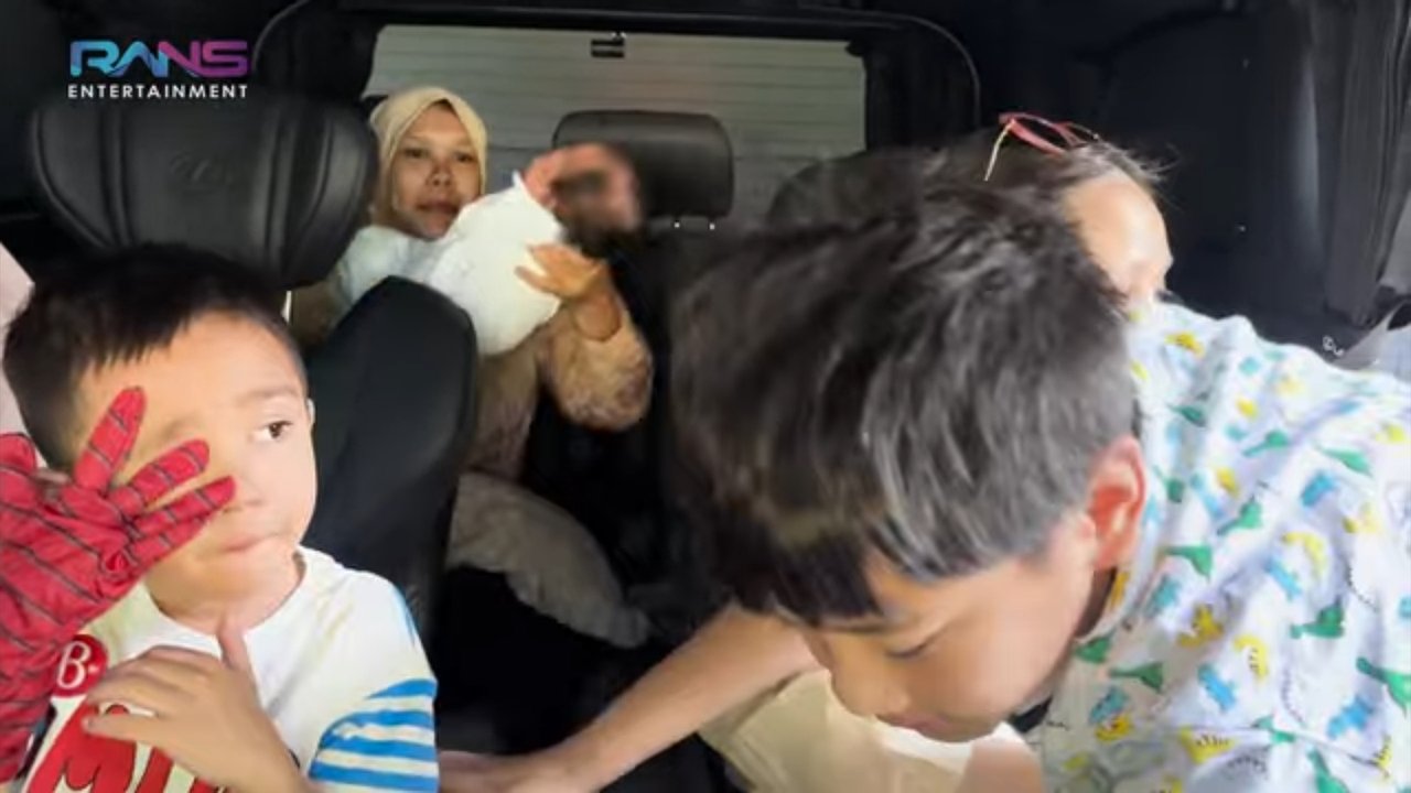 Potret Rafathar Cium Bayi Disorot, Nagita Slavina Kembali Adopsi Anak Setelah Baby Lily?