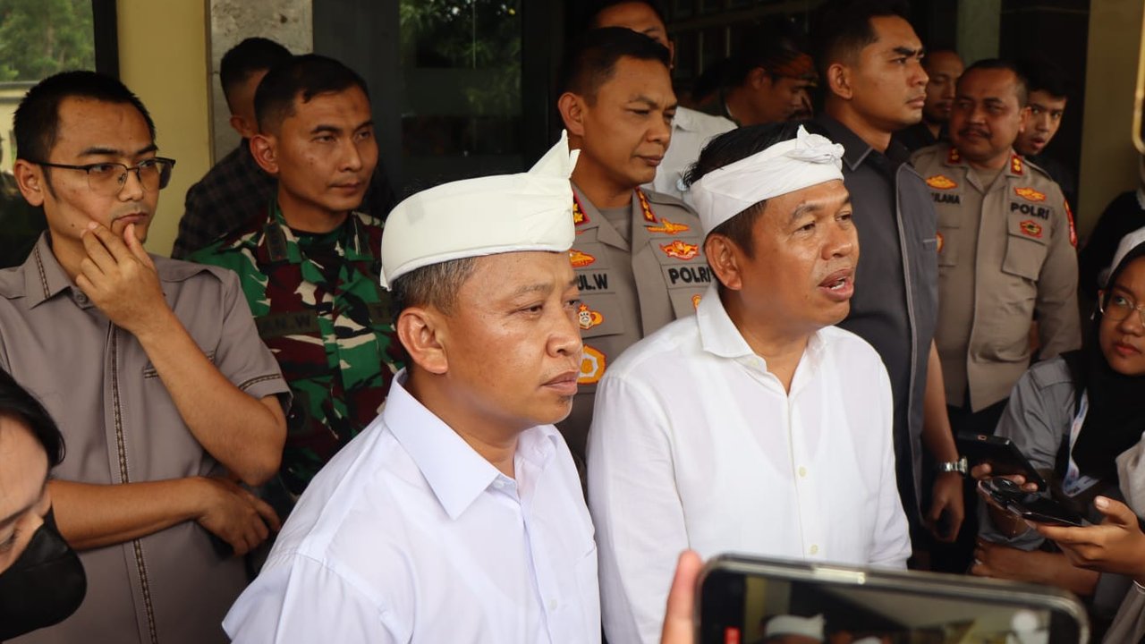 Kang Demul Sambangi TKP Mobil Polisi Depok Dibakar