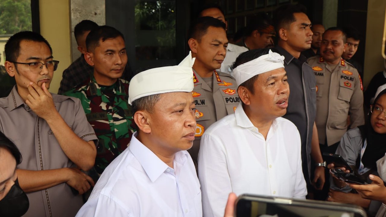 Kang Demul Sambangi TKP Mobil Polisi Depok Dibakar