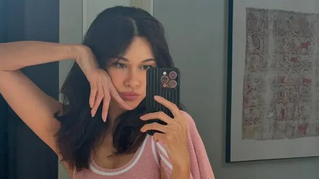 Tampilan ini mengusung estetika sporty dengan sentuhan feminin. Berikut detail look-nya yang bisa jadi inspirasi. [@nanamirdad].