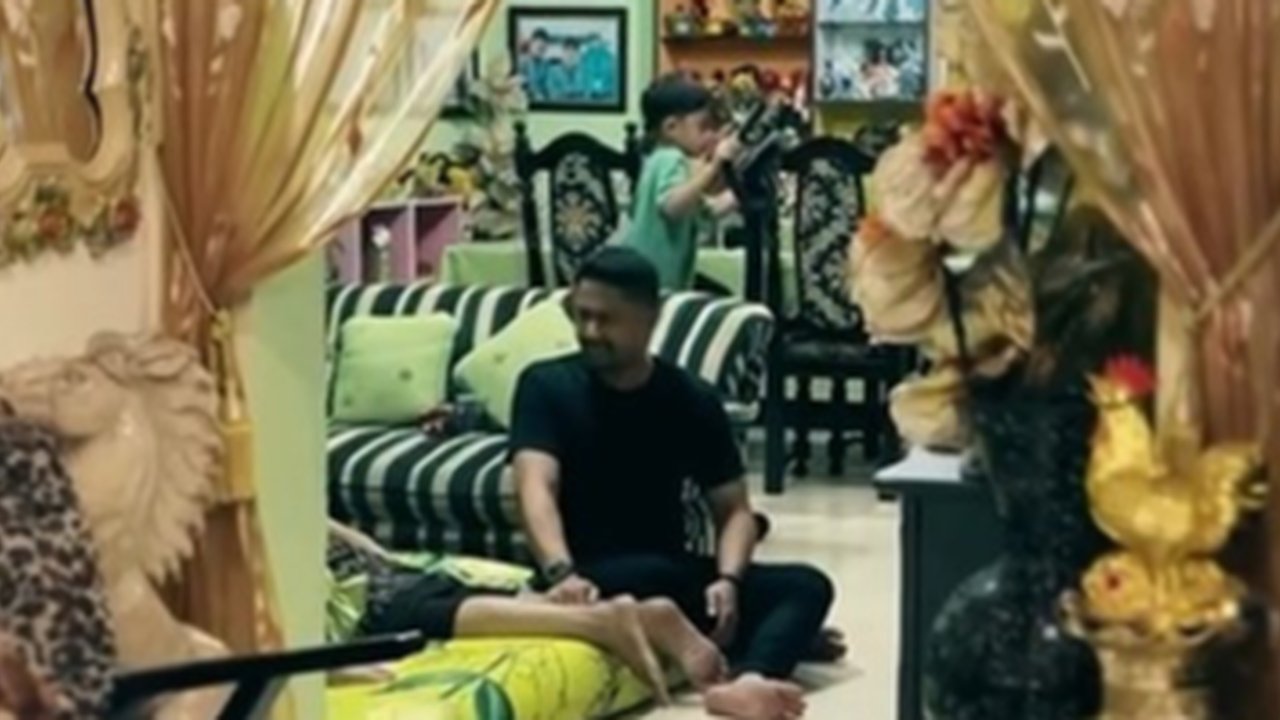 Gorden yang jadi pembatas antar ruangan juga ada di rumah ini. Rumahnya penuh barang tapi tertata rapi.