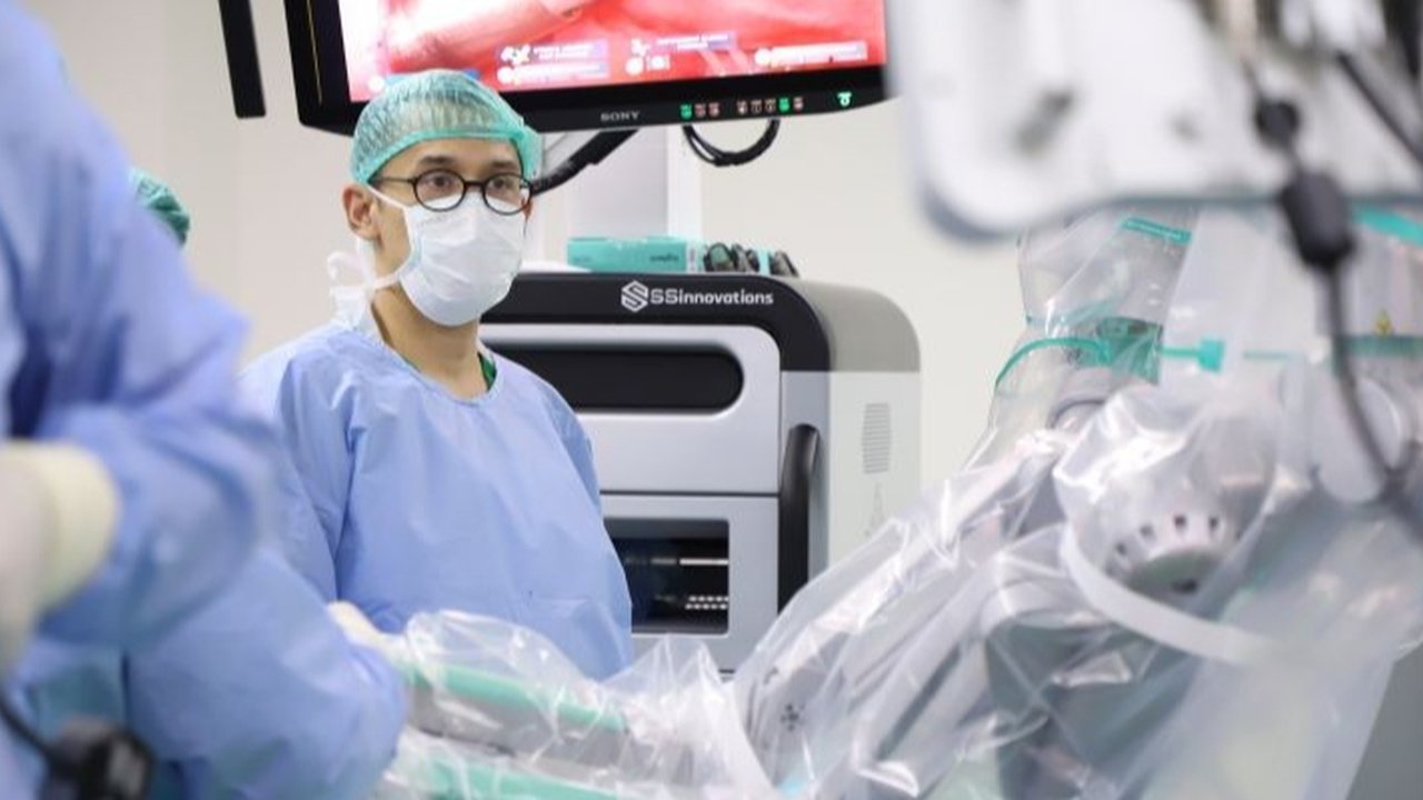 RSU Bunda Jakarta telah berhasil melakukan operasi bedah robotik generasi kedua, menandai kemajuan signifikan dalam layanan kesehatan di Indonesia dengan teknologi presisi tinggi dan pemulihan pasien yang lebih cepat.